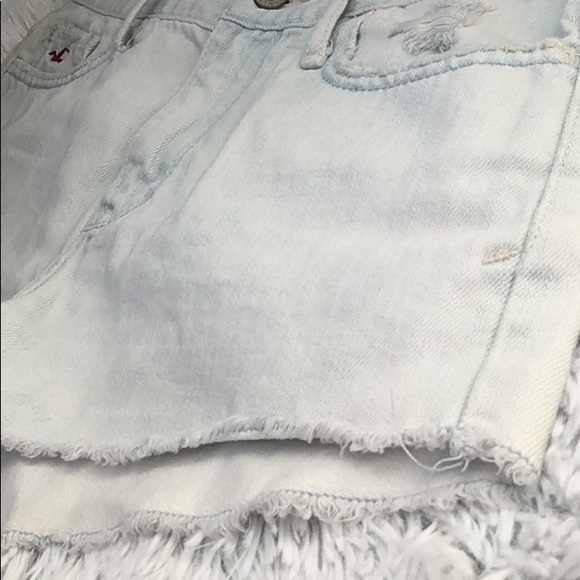 Light Wash Hollister 5-Pocket Distressed Denim Jean Shorts - Picture 2 of 8